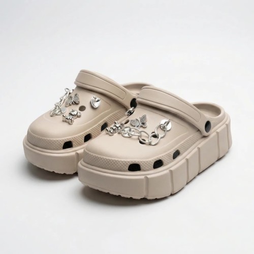 Женские кроксы на платформе бежевые (37-41). Сабо с цепочками и стразами 