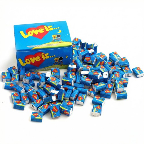 Жувальна гумка Love Is Полуниця-Банан (синя коробка, блок)