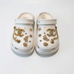 Белые женские кроксы с золотым декором — стиль и комфорт каждый день