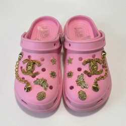 Жіночі крокси рожеві із золотим декором — стильний комфорт на кожен день