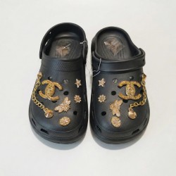 Жіночі крокси чорні із золотим декором — стиль і комфорт щодня