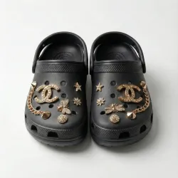Жіночі сабо (крокси) чорні з золотим декором та ланцюжком (36-41)