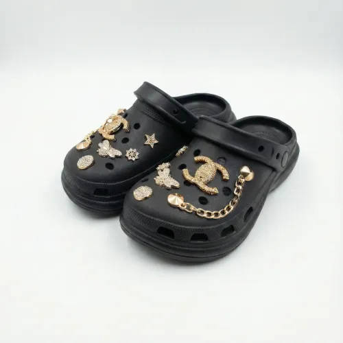 Сабо жіночі чорні (р. 36-41) із золотими прикрасами та ланцюжком, модні крокси