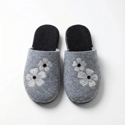 Тапочки жіночі кімнатні сірі з вишивкою 