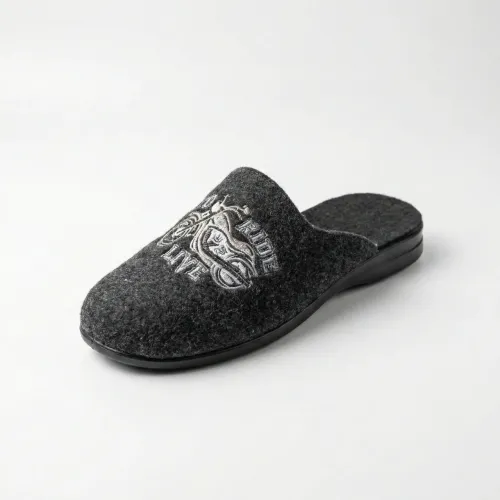 Чоловічі кімнатні капці повстяні з вишивкою Мотоцикл. Теплі сірі капці 41-45