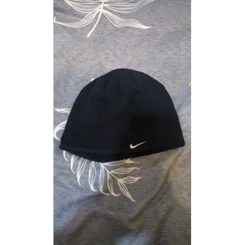 Зимова шапка Nike чорна в'язана з логотипом. Спортивна шапка унісекс тепла