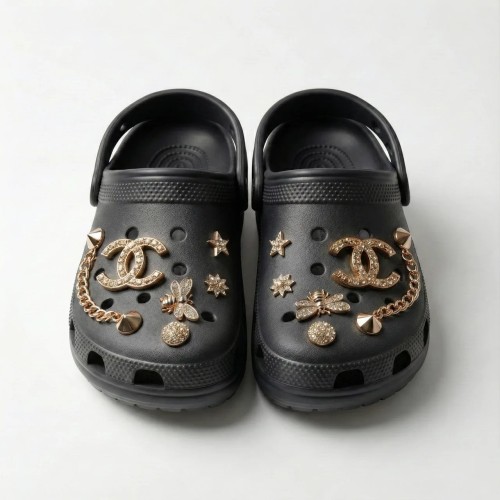 Женские сабо (кроксы) черные с золотым декором и цепочкой (36-41) (арт. 7745)