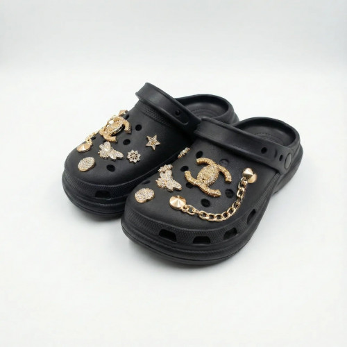 Сабо жіночі чорні (р. 36-41) з золотими прикрасами та ланцюжком, модні крокси