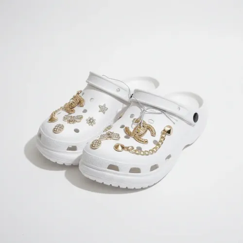 Сабо жіночі білі на платформі з ланцюжком. Стильні крокси ЕВА з джибітсами 36-41 38