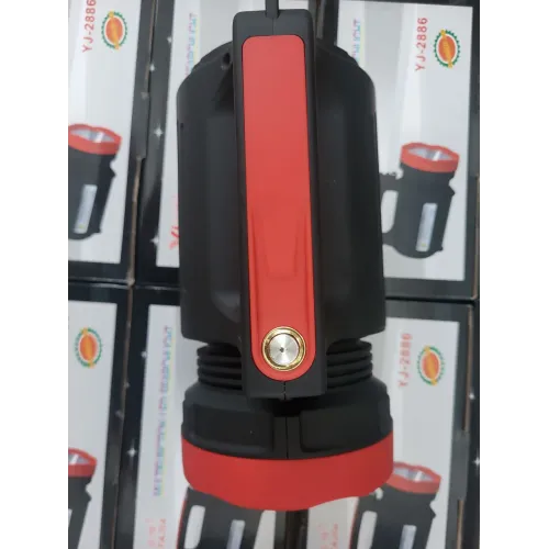 очень мощный акумуляторний фонарь. Держит 12 часов